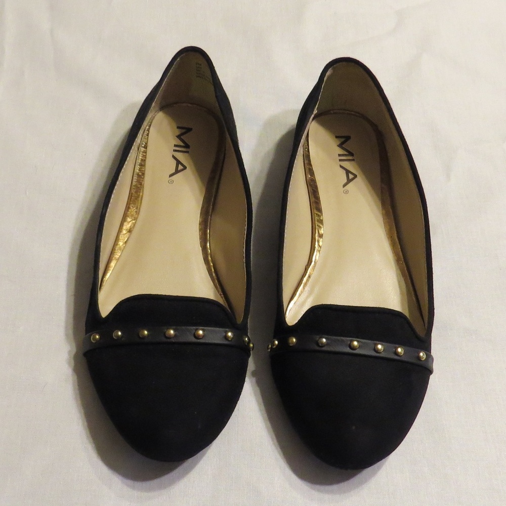 Black flat shoes